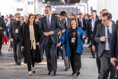 Los Reyes de España y Maribel López, directora de ARCOmadrid 2024, en la inauguración de la feria.