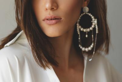 Woman with jewelry at Bisutex.