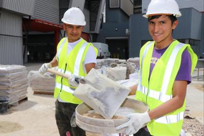 Obreeros trabajando en construcción