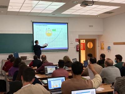 Asistentes a una clase sobre sistemas de refrigeración.