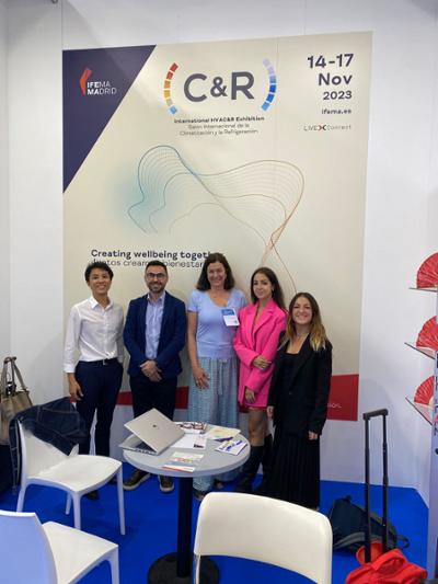 El equipo organizativo de la feria C&R posa en el stand con el que participa en la Mostra Convegno, en Milan