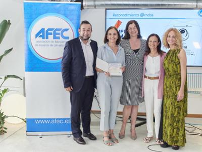 María Valcarce, directora de C&R, y Marta Hernandez, gerente comercial, recogen el premio de AFEC.