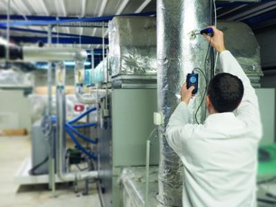 Un profesional midiendo la calidad del aire en un laboratorio.