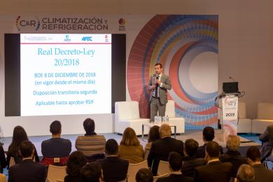 Profesionales en los stands del pabellón de refrigeración en la pasada edición de la feria Climatización y Refrigeración