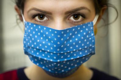 Mujer con mascarilla quirúrgica