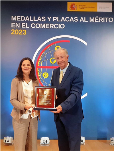 entrega de medallas y placas al mérito en el comercio