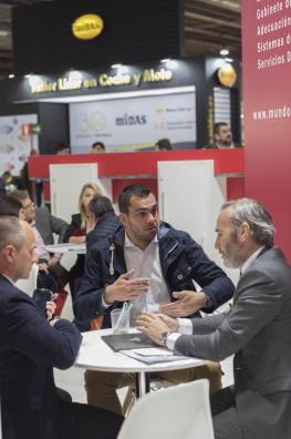 Foto de encuentro profesional durante la feria