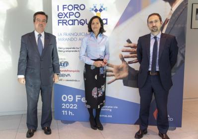 Group photo of the participants of the 1st Franchise Forum