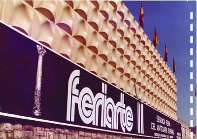 fachada con cartel ferial en Paseo de la Castellana año 1976