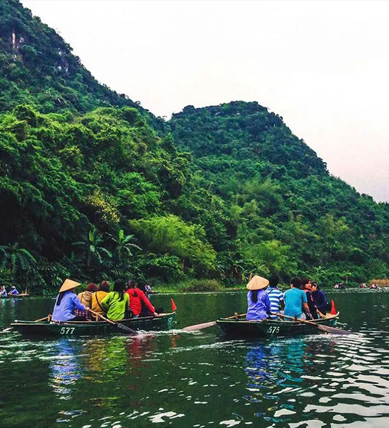 Barcas navegando por un rio