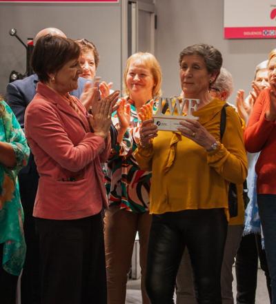 Ana Larrañaga (left) presents the award to Matilde Ruiz Pelegrina