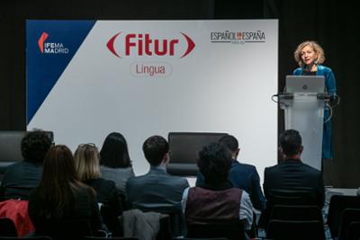 Auditorio de FITUR LINGUA  donde una ponente está ofreciendo su charla sobre turismo idiomático