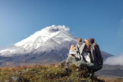 Una familia contemplando una montaña de los Andes ecuatorianos