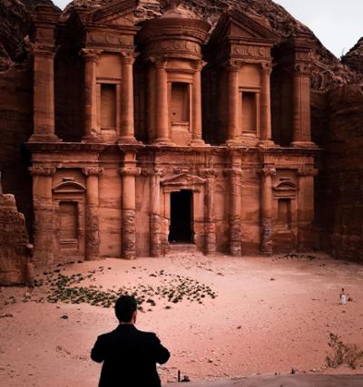 Un hombre sentado en Petra.