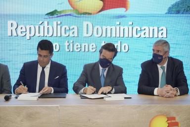 de izquierda a derecha Anibal de Castro, Embajador acreditado de la República Dominicana ante la OMT; Eduardo López Puertas, Director General de IFEMA MADRID, y José Vicente de los Mozos, Presidente del Comité Ejecutivo de IFEMA MADRID, firmando el acuerdo en el stand de República Dominicana