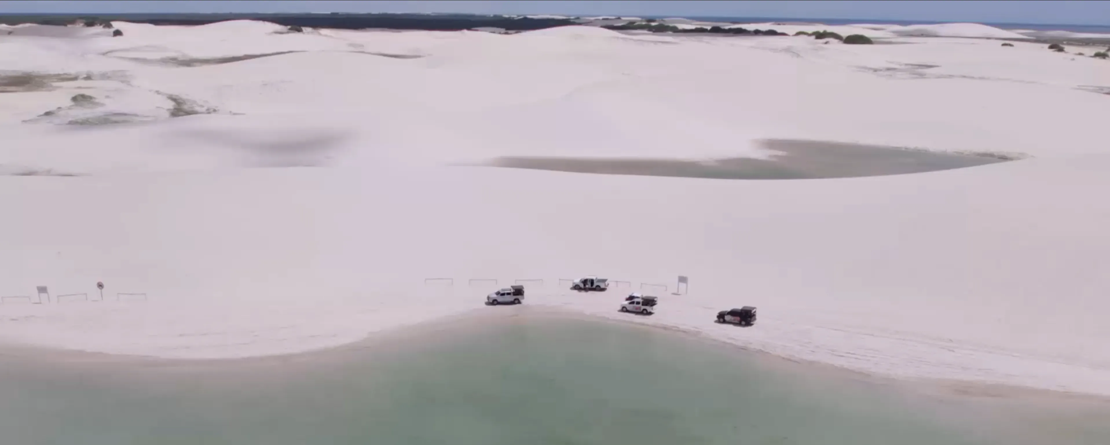 Foto de playa con todoterrenos