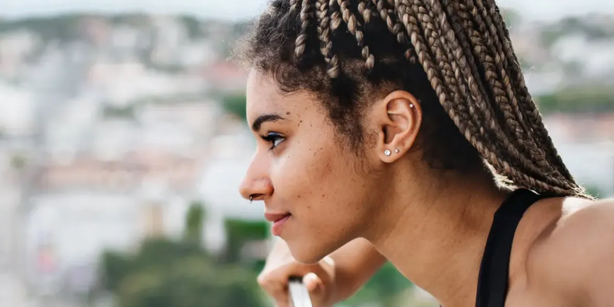 Chica con rastas imagen móvil Foro de las Ciudades