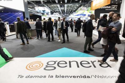 Profesionales visitando los distintos stands de GENERA