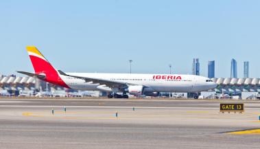 Avión de IBERIA en pista del aeropuerto de Madrid