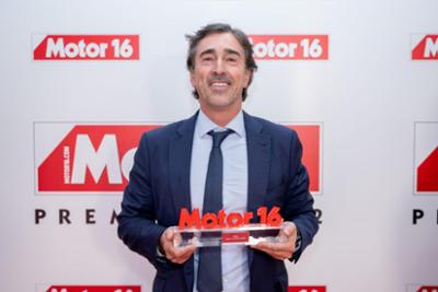 David Moneo recogiendo premio Motor 16