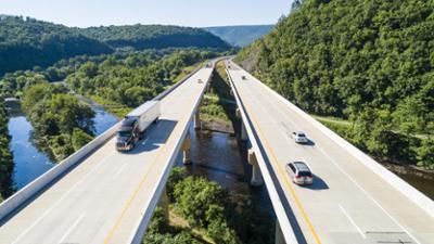 dos puentes conduciendo vehiculos sobre ellos