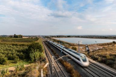 Foto de un tren de alta velocidad circulando