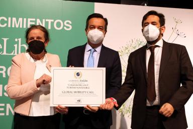 Imagen del Director General de IFEMA MADRID recogiendo el Premio Aire Libre