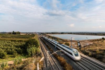 Tren de Renfe circulando