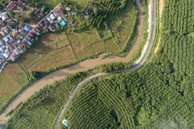 Vista aérea de una carretera cercana a un pueblo