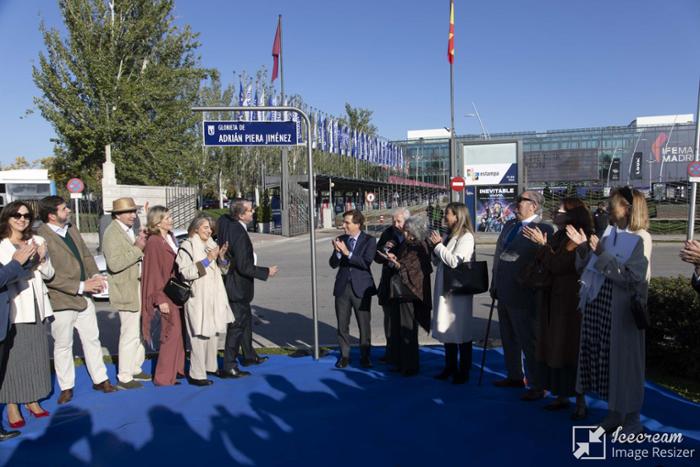 Asistentes al acto inaugural de la Glorieta Adrián Piera