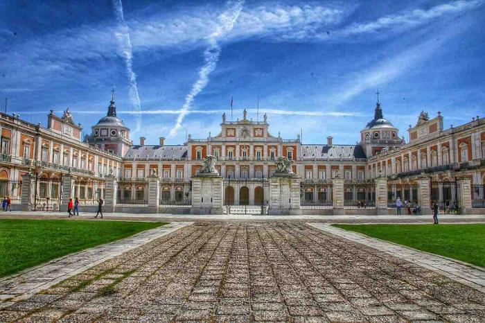 Palacio Real de Aranjuez rodeado de jardines