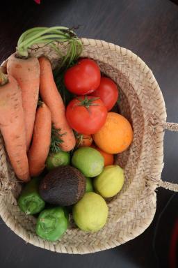 caja con distintos alimentos ecológicos