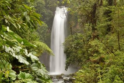 cascada en costa rica