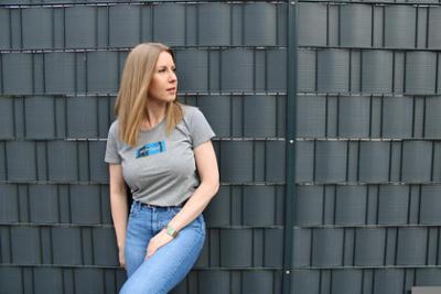 chica con look casual vaqueros y camiseta de manga corta gris