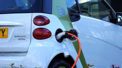 coche electrico cargando