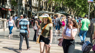 Gente turista en una calle principal