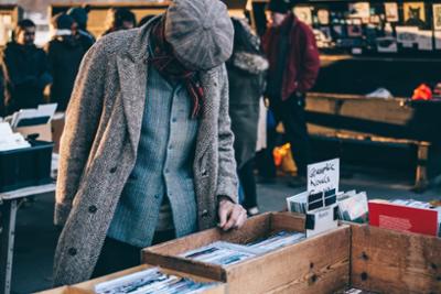 Hombre mirando objetos en un mercadillo de antigüedades en Madrid