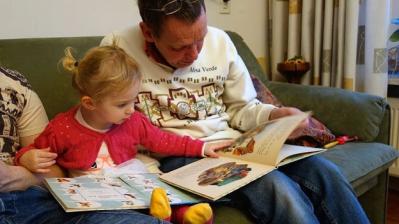 hombre y niña leyendo un cuento