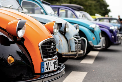 imagen coches en fila de diferentes colores y modelos