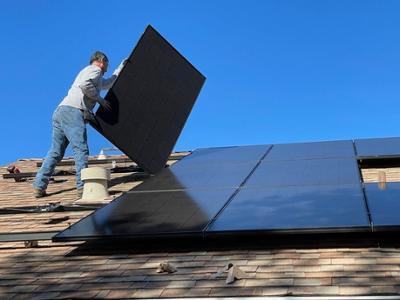 imagen de hombre colocando una placa solar