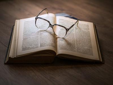 imagen libro con gafas de leer encima