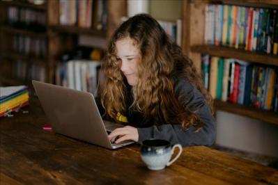 Joven estudiando con el ordenador portatil