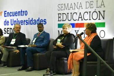 Mesa del 1er Encuentro de Universidades