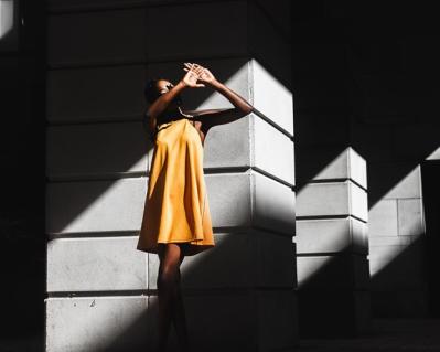 modelo con vestido amarillo