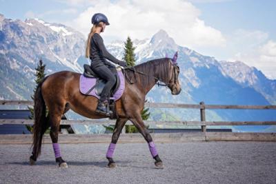 Mujer montando a caballo