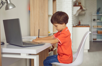 Niño estudiando con un portátil