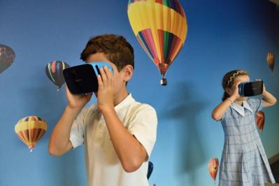 niños usando gafas de realidad virtual