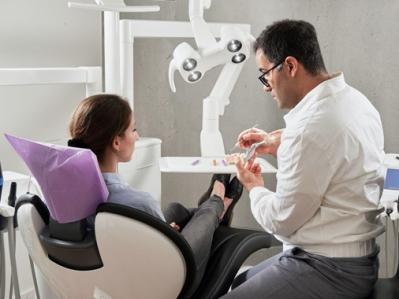 paciente y dentista en una sala