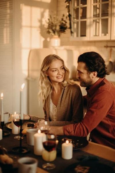 Pareja disfrutando de una cena romántica