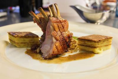 Plato de costillas con patatas de un bar en La Latina